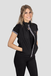 Softshell Gilet Edelweiss Damen von Edelvetica, schwarze Weste mit grauem Edelweiss-Muster, wind- und wasserdicht, mit viel Stauraum und stilvollem Design.