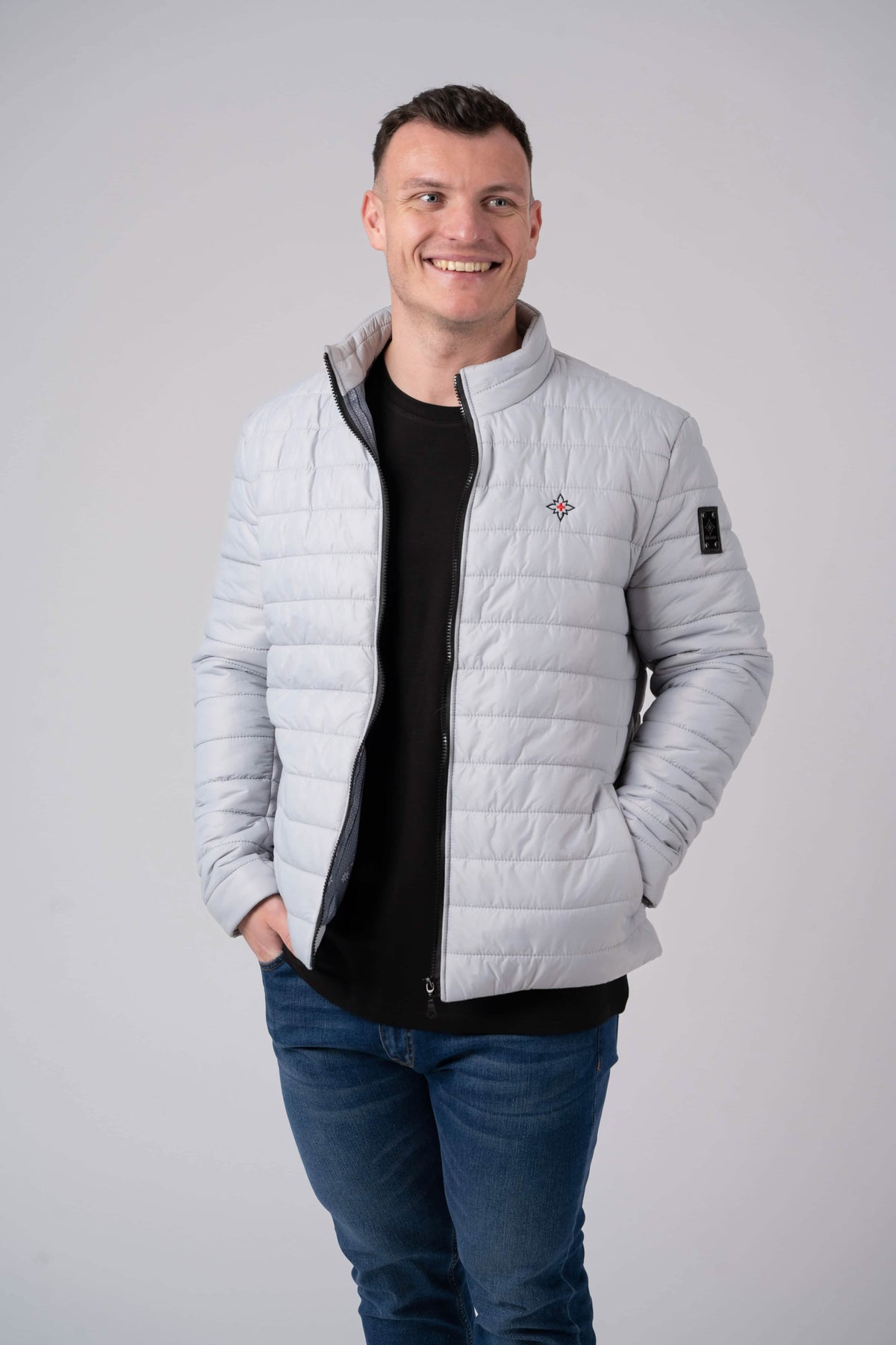 Herren Edelweiss Übergangsjacke von Edelvetica, eine elegante und funktionale Jacke. Sie zeichnet sich durch das charakteristische Edelweiss-Design aus, das stilvolle Akzente setzt. Ideal für die Übergangszeit, vereint die Jacke Komfort mit modischem Ausdruck und eignet sich perfekt für vielseitige Outfits.