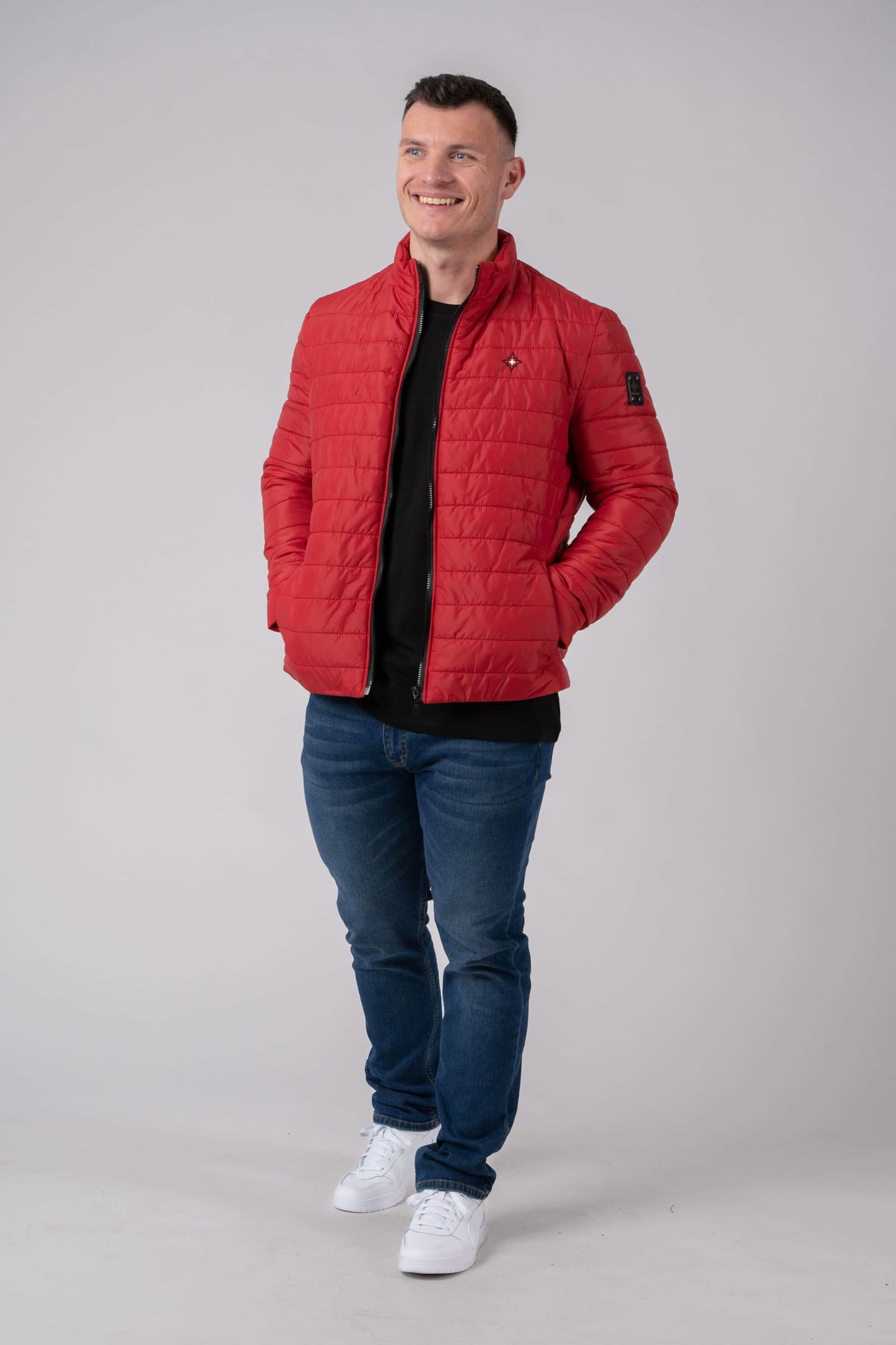 Herren Edelweiss Übergangsjacke von Edelvetica, eine elegante und funktionale Jacke. Sie zeichnet sich durch das charakteristische Edelweiss-Design aus, das stilvolle Akzente setzt. Ideal für die Übergangszeit, vereint die Jacke Komfort mit modischem Ausdruck und eignet sich perfekt für vielseitige Outfits.