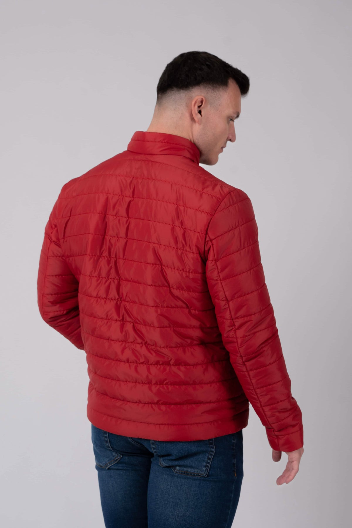 Herren Edelweiss Übergangsjacke von Edelvetica, eine elegante und funktionale Jacke. Sie zeichnet sich durch das charakteristische Edelweiss-Design aus, das stilvolle Akzente setzt. Ideal für die Übergangszeit, vereint die Jacke Komfort mit modischem Ausdruck und eignet sich perfekt für vielseitige Outfits.