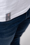 Herren Edelweiss Tank Top von Edelvetica, ein leichtes und stilvolles Oberteil. Dieses Tank Top zeichnet sich durch ein subtiles Edelweiss-Blumenmuster aus, das eine Verbindung zur Schweizer Kultur herstellt. Es ist perfekt für warme Tage und kombiniert Komfort mit einem Hauch von alpiner Eleganz.