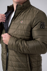 Herren Edelweiss Übergangsjacke von Edelvetica, eine elegante und funktionale Jacke. Sie zeichnet sich durch das charakteristische Edelweiss-Design aus, das stilvolle Akzente setzt. Ideal für die Übergangszeit, vereint die Jacke Komfort mit modischem Ausdruck und eignet sich perfekt für vielseitige Outfits.